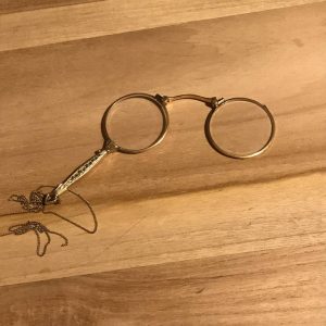 Pince-nez złocone z łańcuszkiem