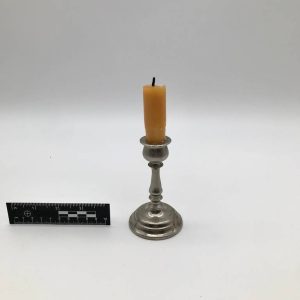 Srebrzysty świecznik z ozdobnym kielichem