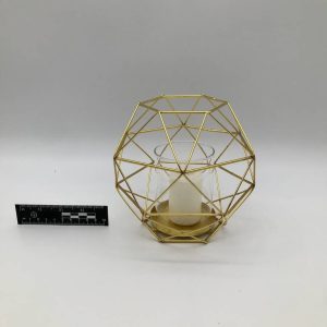 Geometryczny świecznik wielościan ze złotego metalu