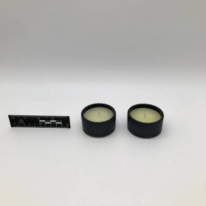 Tealighty w czarnych metalowych oprawach