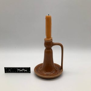 Świecznik ceramiczny z uchwytem w miodowej glazurze