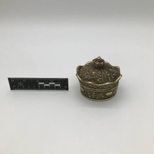 Mosiężna szkatułka z ornamentyką florystyczną
