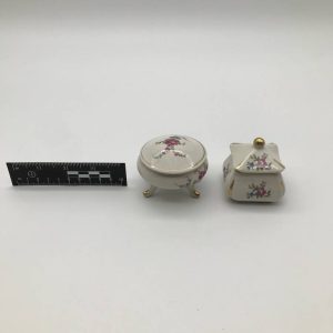 Dwa porcelanowe puzderka z kwiatowym zdobieniem