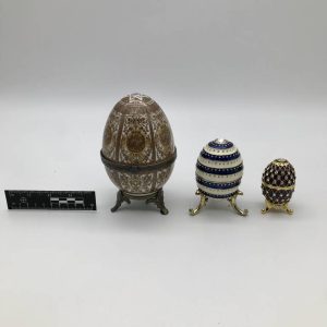 Porcelanowa szkatułka-jajko ze złotymi ornamentami