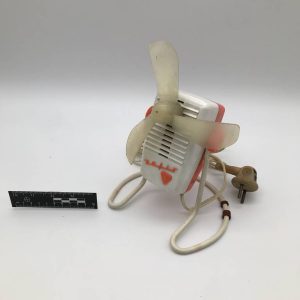 Przenośny wiatrak elektryczny w bieli i pomarańczy