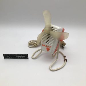 Biurowy wentylator retro w koralowej kolorystyce