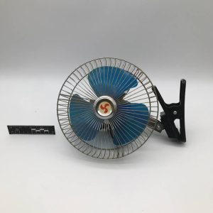 Metalowy wiatrak zaciskowy z niebieskimi łopatkami