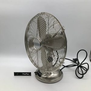 Chromowany wentylator stołowy w stylu industrialnym