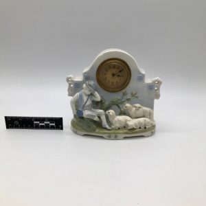 Porcelanowy zegar z sceną pasterską