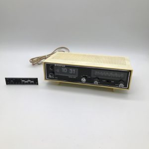 Budzik radiowy vintage z wyświetlaczem