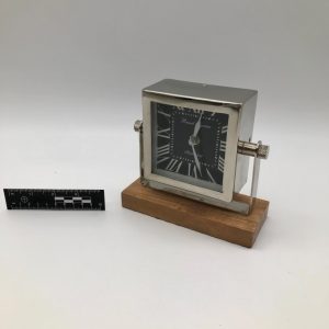 Biurkowy zegar retro z drewnianą podstawą