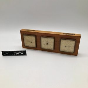 Drewniany chronometr z trzema tarczami