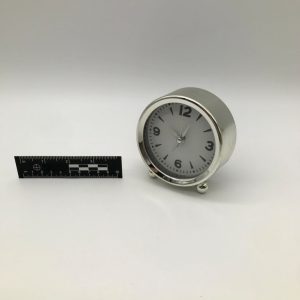 Srebrny budzik analogowy w stylu retro