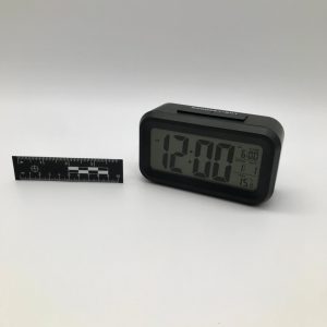 Nowoczesny budzik cyfrowy z wyświetlaczem daty i temperatury
