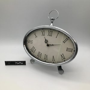Elegancki zegar chromowany z cyframi rzymskimi