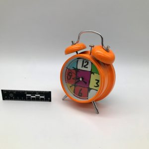 Pomarańczowy budzik retro w stylu lat 70.