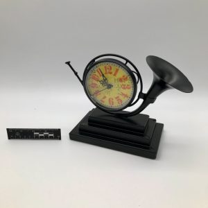 Zegar gramofon z czerwonymi cyframi
