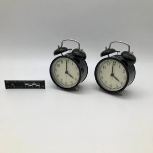 Czarno-biały budzik metalowy twin-bell