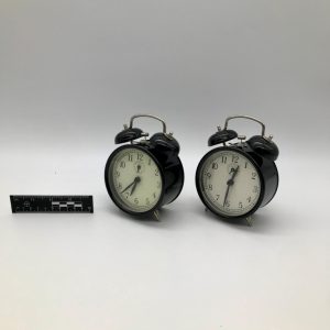 Czarny budzik twin-bell z białą tarczą
